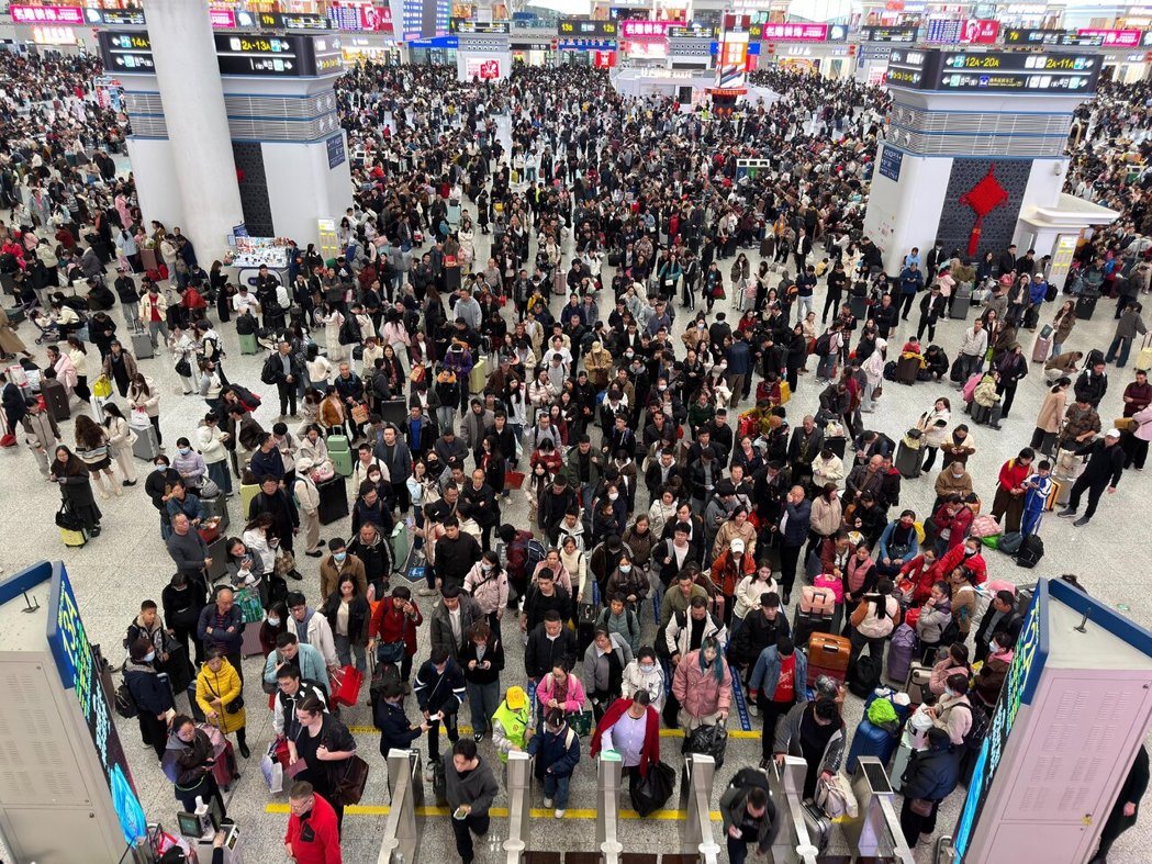 受「拚假」与多地试行「春假+五一」连动影响,今年大陆「五一」旅游市场出现前置与分... 受「拚假」与多地试行「春假+五一」连动影响,今年大陆「五一」旅游市场出现前置与分...