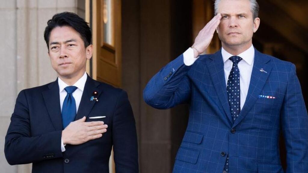 日本防卫大臣小泉进次郎与美国战争部长赫格塞思资料图片 日本防卫大臣小泉进次郎与美国战争部长赫格塞思资料图片