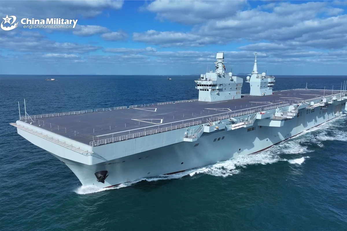 中國首艘076型兩棲攻擊艦「四川號」已赴南海展開跨區域海試。(取自中國國防部)