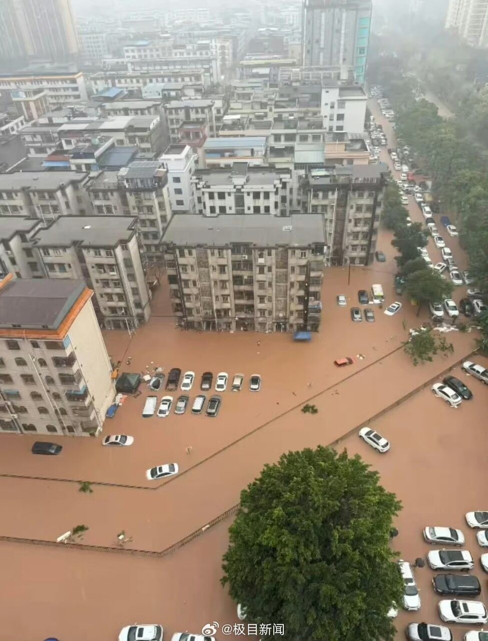 中国天气网提醒,广西部分地区今天雨势仍然较强,需注意防范。(图/取自极目新闻微博... 中国天气网提醒,广西部分地区今天雨势仍然较强,需注意防范。(图/取自极目新闻微博...