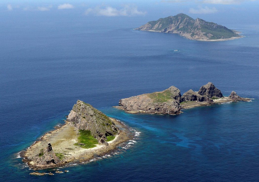 中日昨天才在联合国安理会就东海与南海议题交锋,双方船舰今在钓鱼台持续对峙。(路透... 中日昨天才在联合国安理会就东海与南海议题交锋,双方船舰今在钓鱼台持续对峙。(路透...