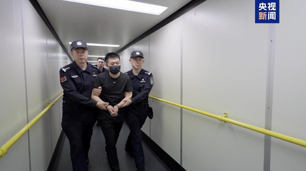 大陆首条跨渤海无人机物流航线29日通航,往返大连、青岛2个城市。(央视网) 大陆首条跨渤海无人机物流航线29日通航,往返大连、青岛2个城市。(央视网)