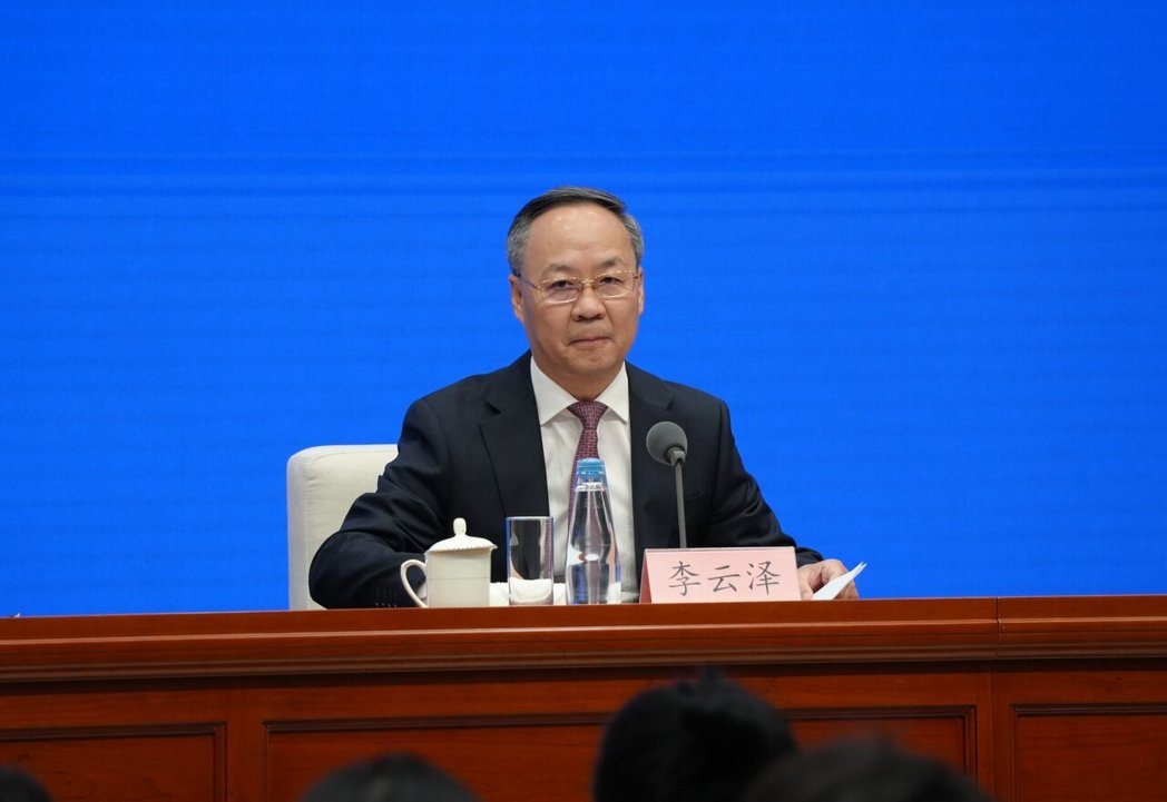 图为李云泽于2025年5月7日,出席大陆国务院新闻办公室新闻发布会,介绍「一揽子... 图为李云泽于2025年5月7日,出席大陆国务院新闻办公室新闻发布会,介绍「一揽子...