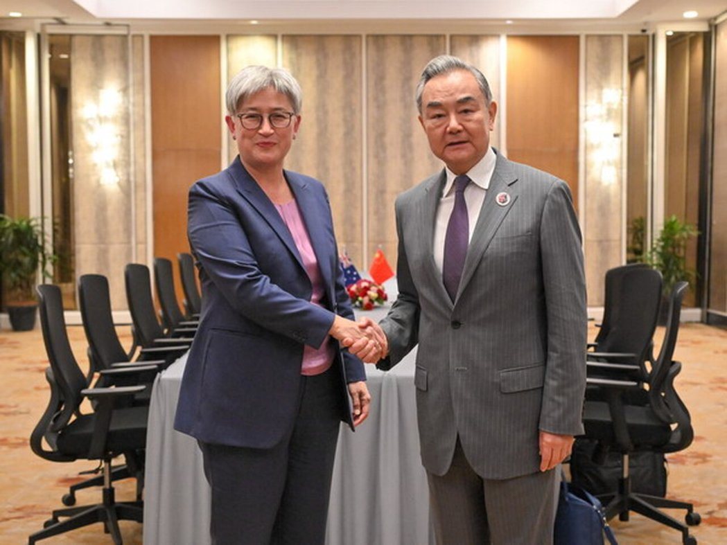 中共政治局委员兼外长王毅29日与澳洲外长黄英贤举行外交与战略对话。图为2025年... 中共政治局委员兼外长王毅29日与澳洲外长黄英贤举行外交与战略对话。图为2025年...