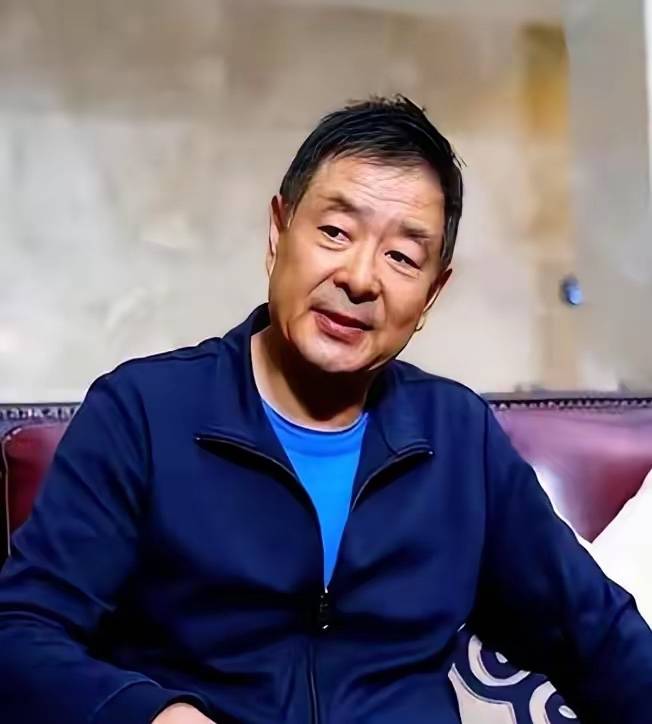 濮存昕夜里用布条,和老年痴呆症母亲系在一起