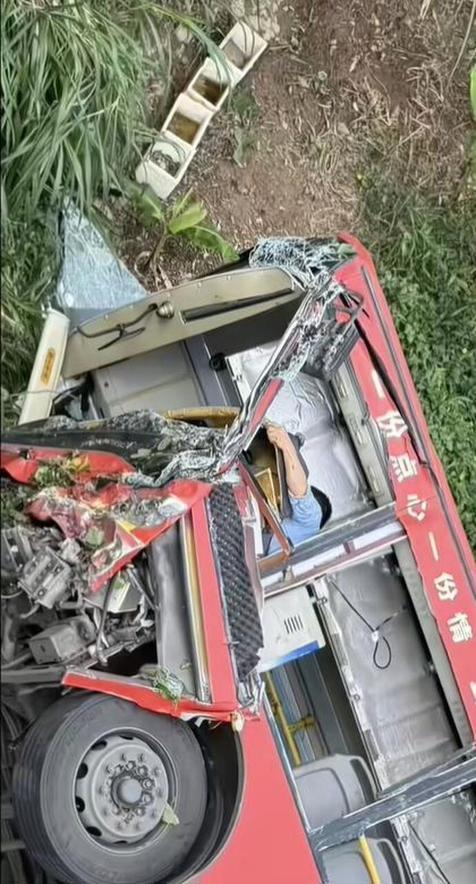 画面可见,车身严重受损,车内有人员受困,也有人被救出后抬离现场。(图/极目新闻) 画面可见,车身严重受损,车内有人员受困,也有人被救出后抬离现场。(图/极目新闻)