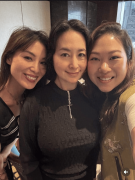 63岁何超琼过母亲节，与干女儿合照瘦了