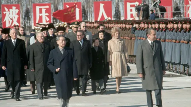 1972年，美国总统尼克逊访问中国，首站是北京机场，他在中国总理周恩来的陪同下检阅了中国人民解放军仪仗队。