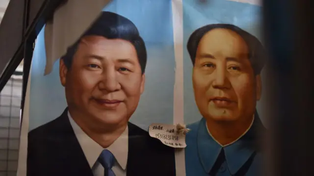 北京一处市场内摆放的中国国家主席习近平（左）与已故中共领导人毛泽东的画像。