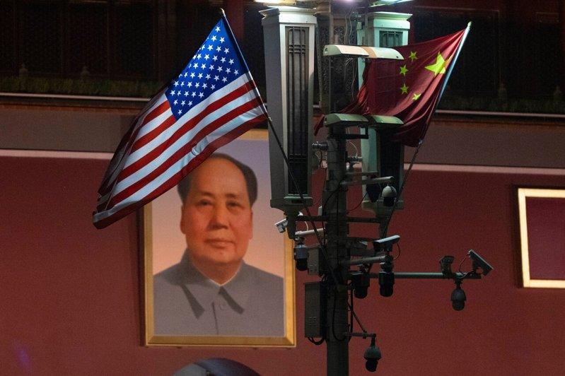 川普13日抵达北京时，天安门城楼上的毛泽东肖像旁，中国与美国国旗同时飘扬。 （美联...