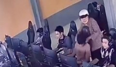 奶奶冲网咖教训孙子竟打错人 男子当下反应绝了