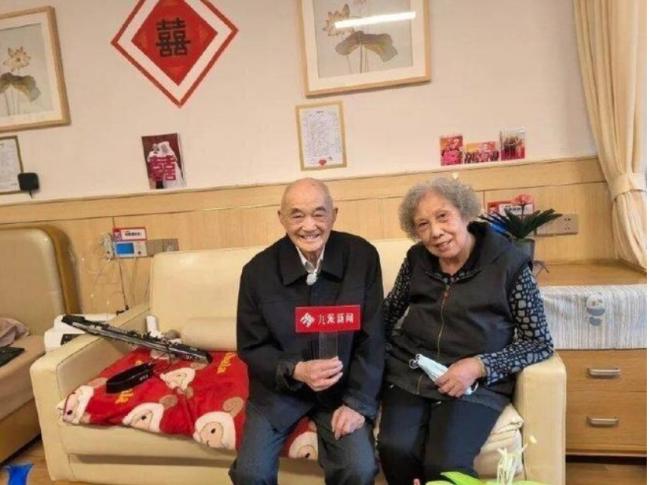 武汉103岁和86岁老人闪婚满周年 晒幸福生活