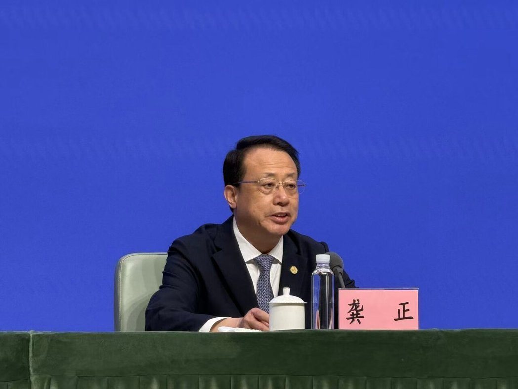 上海市长龚正18日表示,十五五期间,上海GDP年均增速力争达到5%左右。记者黄雅... 上海市长龚正18日表示,十五五期间,上海GDP年均增速力争达到5%左右。记者黄雅...