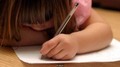 人类右撇子优势的起源  答案不在手上在腿上