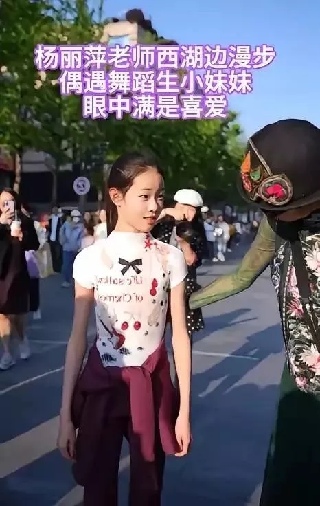 67岁杨丽萍终究还是服老，墨镜遮挡不住皱纹