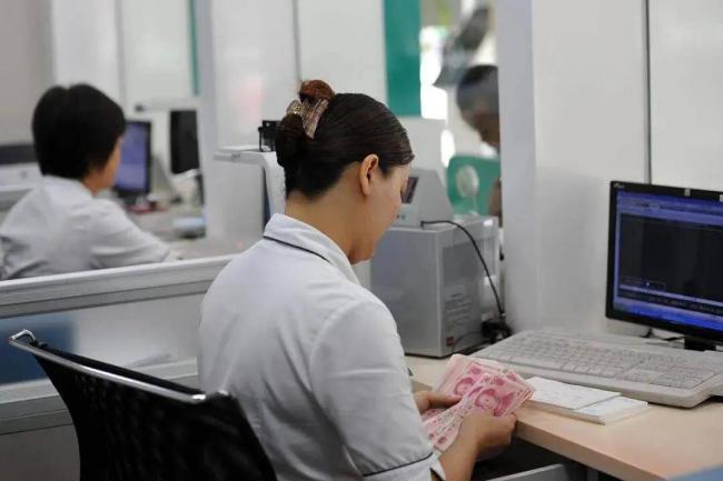 金饭碗彻底凉了！年轻人扎堆辞职