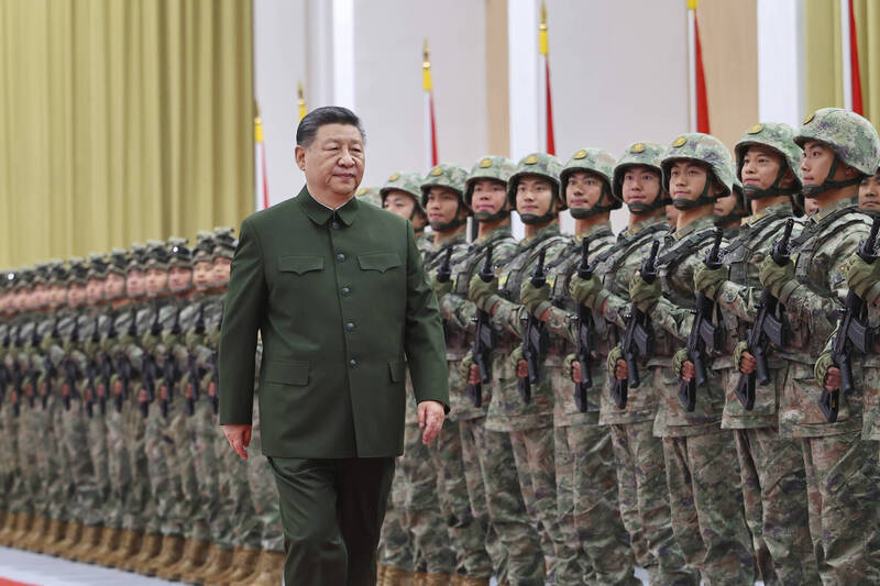 中共领导人习近平阅兵情形。（美联社档案照）