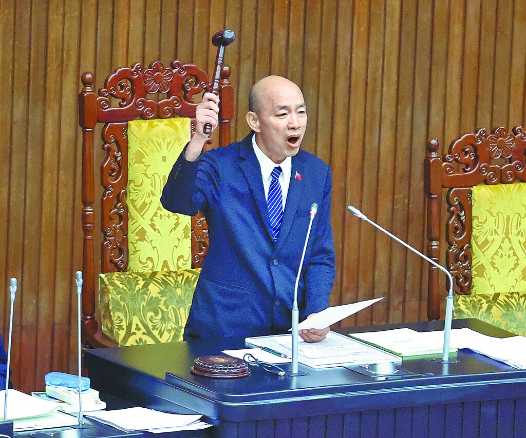立法院長韓國瑜14日敲下議事槌,宣布115年度中央政府總預算案三讀通過。(范揚光攝)