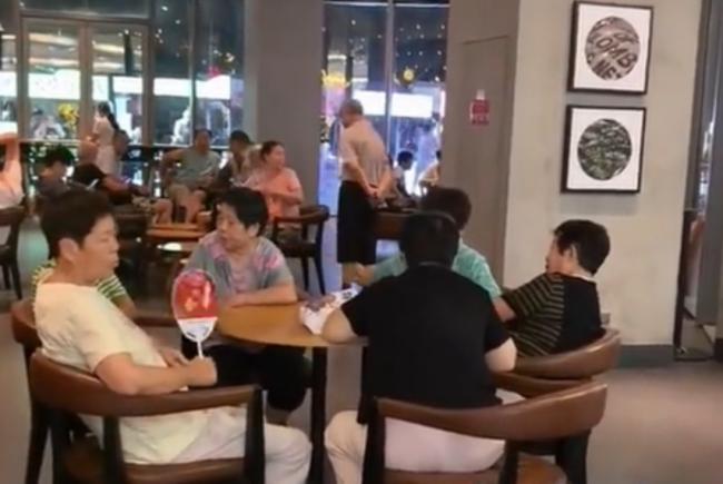 中国大妈占座蹭冷气 星巴克“放大招”网友力挺 中国大妈占座蹭冷气 星巴克“放大招”网友力挺