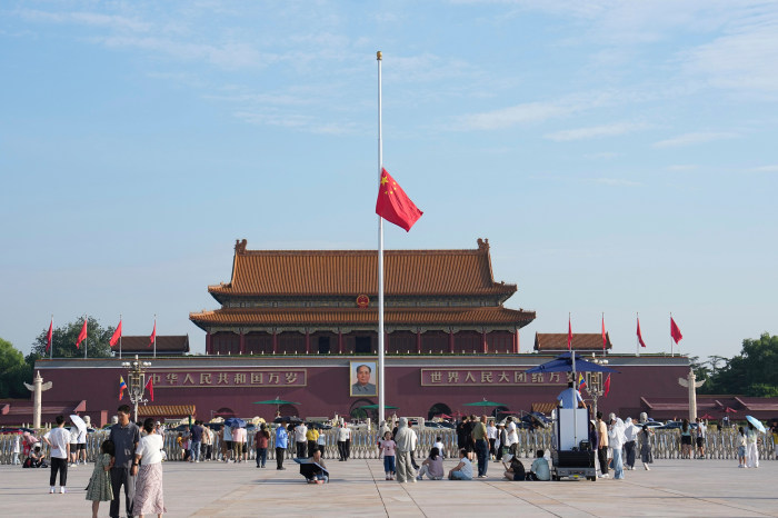 周二，北京天安门广场降半旗悼念朱镕基逝世。