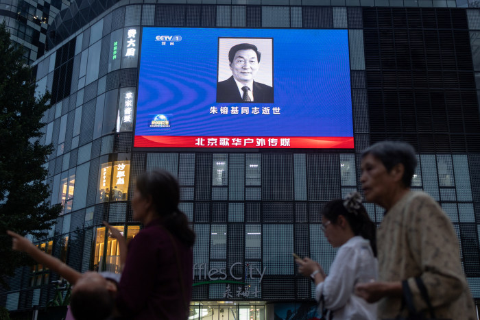 上周三朱镕基离世当天,一家商场的大屏上显示了他的肖像。