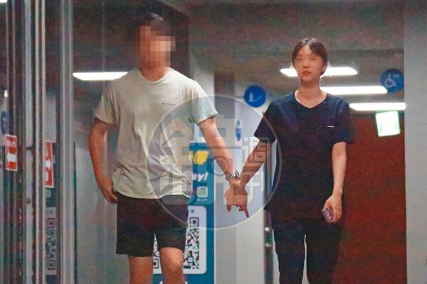 2026/06/21 19:09許芊芊婚後常和老公牽手散步或外出遊玩,已結束和趙建銘的不倫戀。