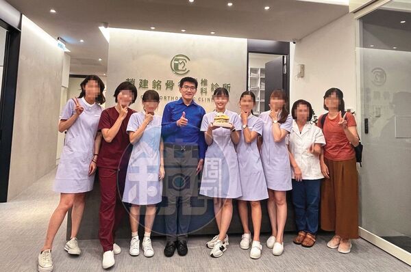 趙建銘與許芊芊慶生同框照,診所其他護理師一起合影,曾有網友說漂亮的護理師都在這裡了!畫面看來不謀而合。