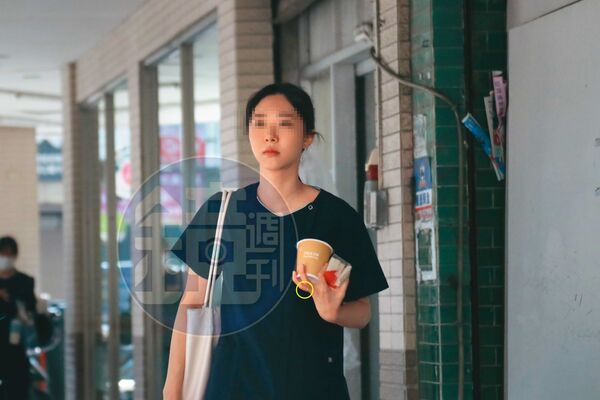 許芊芊(圖)長相清秀,她如今已嫁作人婦,手上還有婚戒(黃圈處)。