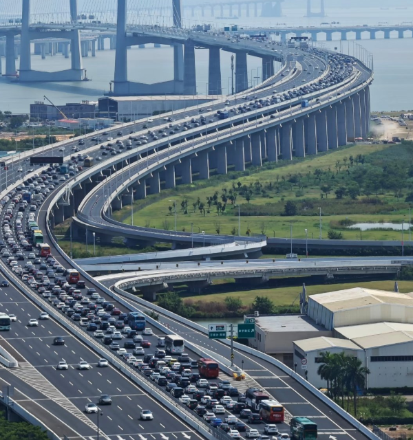 ▲中國十一長假已開始塞車。（圖／翻攝自微博，下同）
