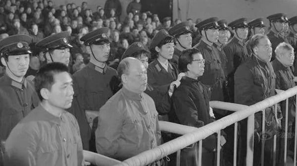 抓捕“四人帮”后谁是最大受益者?(组图) - 王洪文- 姚文元- 張春橋- 江青- 鄧小平- 红朝岁月- -看中国网- (移动版)