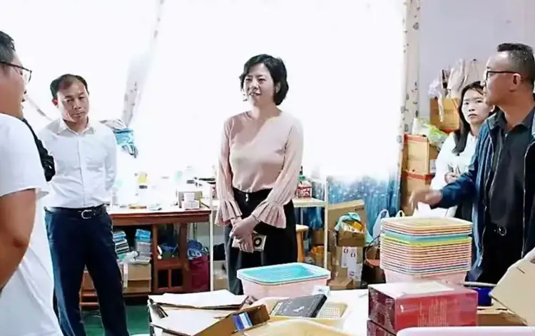 周姓女局長(中)視察時氣質端莊、寶相莊嚴。翻攝微博/湖南永州事件